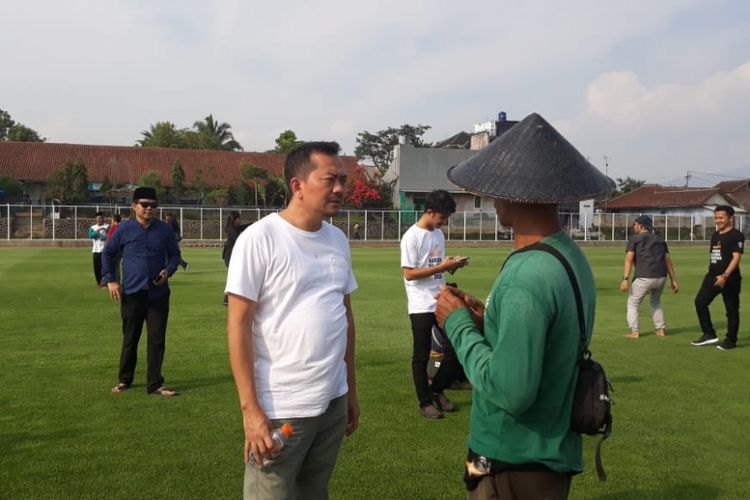 Staf khusus Kementerian Desa RI Syaiful Huda, saat meninjau lapangan sepakbola milik desa bertaraf internasional.yang dibangun menggunakan alokasi Dana Desa, di Desa Cisayong, Tasikmalaya, Jawa Barat (KOMPAS. com/IRWAN NUGRAHA)