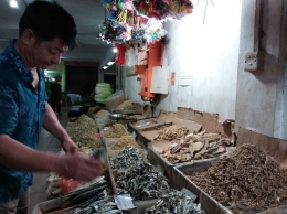 Pejual ikan asin di Pasar Dapur 12 Matam. Foto | Dokpri