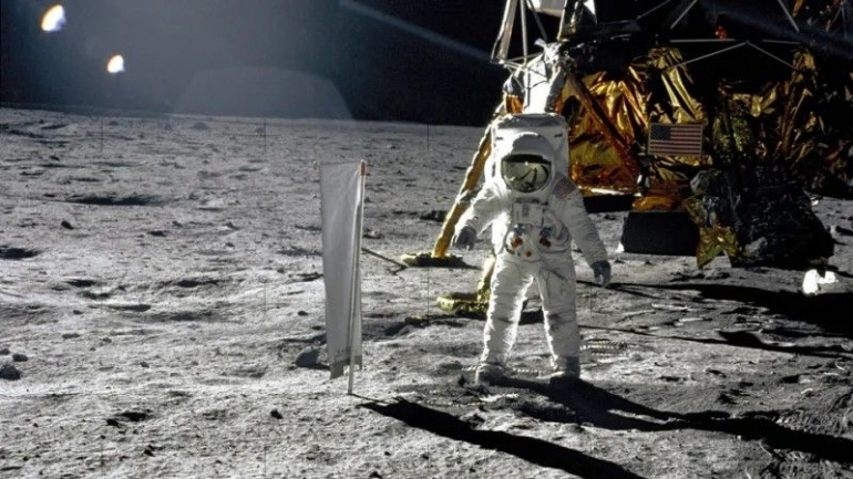 Astronaut Apollo 11 di Bulan (gizmodo.com)