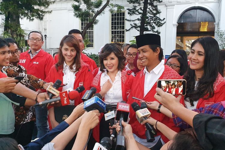 Para Pengurus Partai Solidaritas Indonesia (PSI) Usai Bertemu Presiden Joko Widodo, Kamis (18/7/2019) Sore. Pertemuan Berlangsung Tertutup di Istana Kepresidenan Jakarta | (KOMPAS.com/ Ihsanuddin)