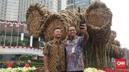 Gubernur DKI Jakarta Anies Baswedan dan Seniman Joko Avianto | Gambar: cnnindonesia.com