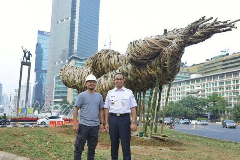Gubernur Anies Baswedan berfoto didepan Bambu Getah Getih (Sumber foto www.detik.com)