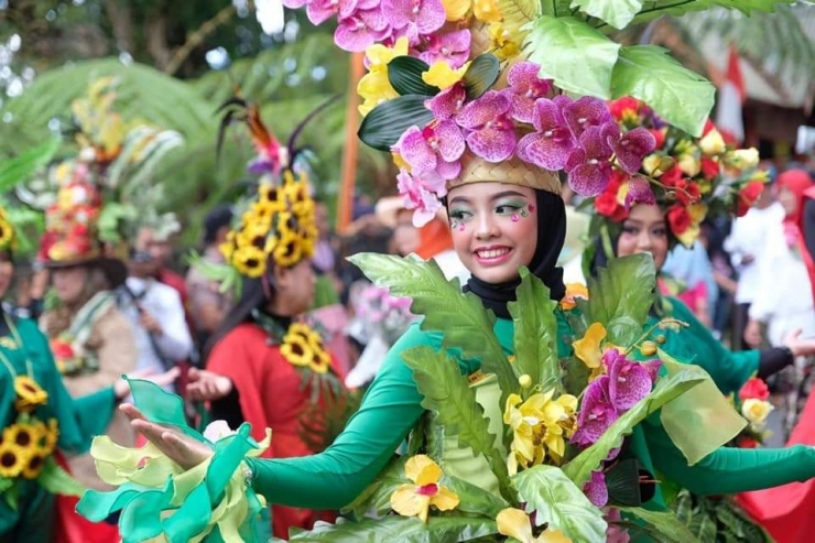 Seorang gadis membalut tubuhnya dengan tanaman khas Malino pada rangkaian acara Beautiful Malino, di Kecamatan Tinggimoncong, Kabupaten Gowa. (Foto Facebook Humas Pemda Gowa)