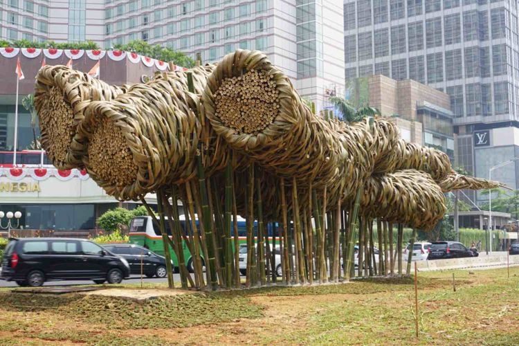 Sebuah karya seni instalasi berbahan dasar bambu ditempatkan di kawasan Bundaran Hotel Indonesia (HI), persis di depan Monumen Selamat Datang, Jakarta Pusat, Rabu (15/8/2018). Karya seni itu sekilas menyerupai bunga matahari. Namun, jika dipandang dari sudut berbeda, instalasi bambu itu terlihat seperti gelembung sabun berukuran raksasa.(KOMPAS.com/DAVID OLIVER PURBA)