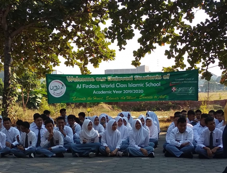 Para siswa Sekolah Menengah Al Firdaus Sukoharjo, Jawa Tengah, sedang mengikuti kegiatan Pekan Keakraban Siswa sebagai pengganti MOS.| Dokpri