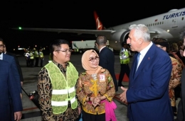 Nia Niscaya (tengah) Deputi Bidang Pengembangan Pemasaran II Kementerian Pariwisata, optimis kehadiran Turkish Airlines bisa membantu pencapaian target kunjungan 20 juta wisatawan mancanegara. Turkish Airlines akan melayani Istanbul-Bali 3 kali sepekan pada Juli, dan akan melayani setiap hari, mulai Agustus 2019. Foto: kahyangan.net