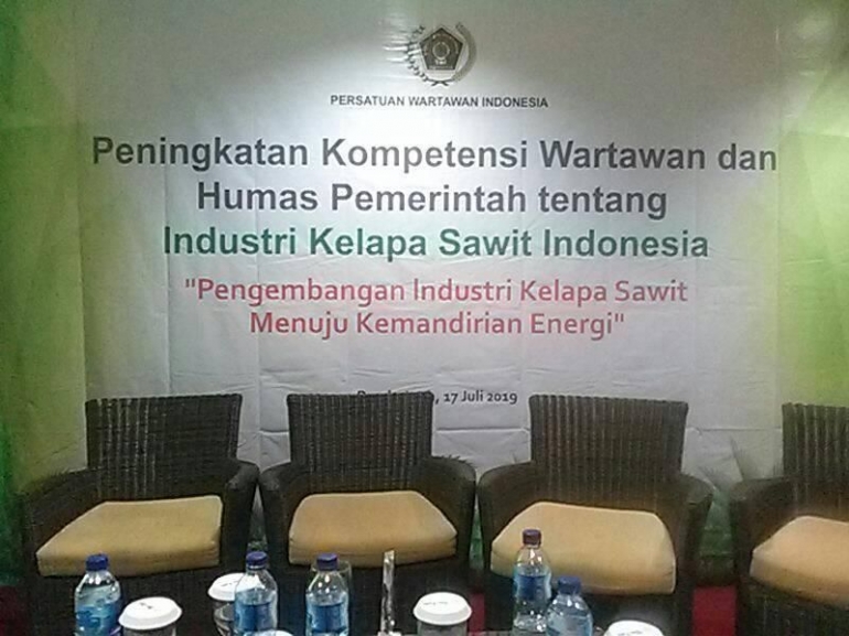 Spanduk Seminar Kelapa Sawit di Banda Aceh