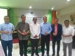 Kepala PWI Aceh Tarmilin Usman dengan Narasumber Seminar Kelapa Sawit di Banda Aceh
