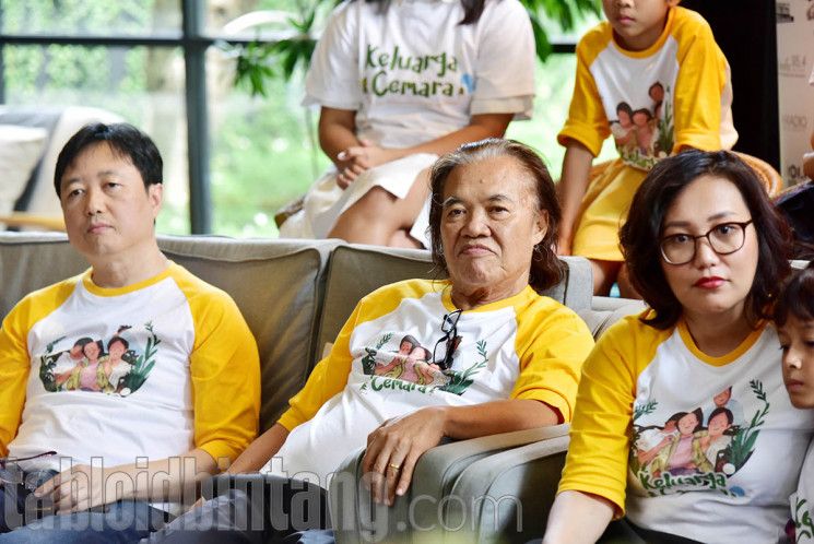 Nonton Film Keluarga Cemara Bersama Anak dan Cucu, Arswendo Atmowiloto Menangis | tabloidbintang.com
