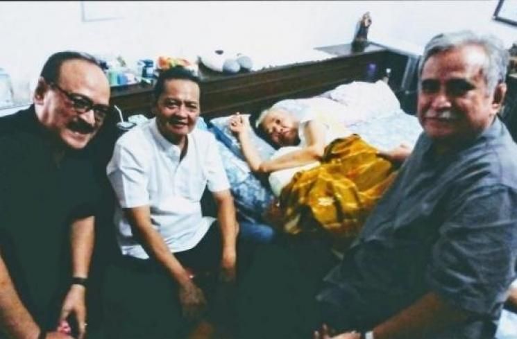 Arswendo Atmowiloto yang terbaring karena sakit kanker prostat dijenguk sahabat: Slamet Rahardjo dan Eros Djarot | matamata.com