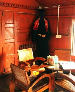 Ruang tamu dan sepasang baju lengkap si Pitung  (Dokpri)