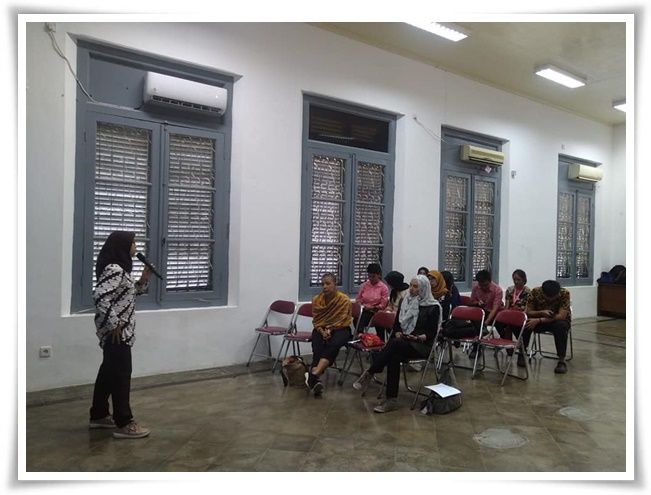 Mbak Yuli dalam ruang kelas (Foto: KPBMI)