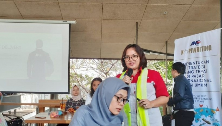 Hasmeliani, Deputi GM JNE Sedang memaparkan Strategi Bisnis JNE (Sumber: Dokpri)