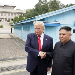 U.S. President Donald Trump meets with North Korean leader Kim Jong Un at the demilitarized zone separating the two Koreas, in Panmunjom, South Korea, June 30, 2019. © Reuters / Kevin Lamarque 