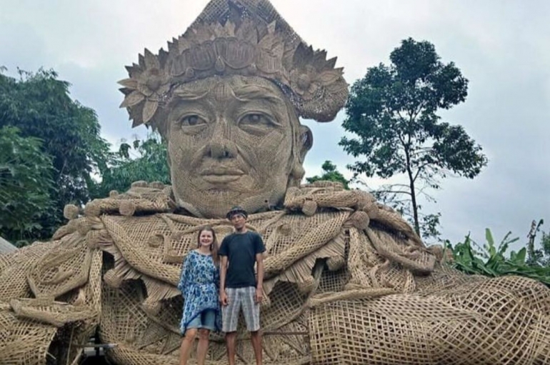 Patung bambu Penari Baris Bali yang menarik perhatian wisman. Foto dari balipost.com