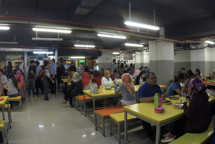 Karyawan makan di kantin Mal Lotte Shopping Avenue (Sumber: www.thejakartapost.com/Intan Tanjung)