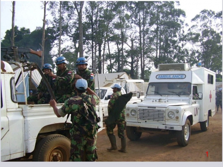 Tim kawal taktis dan ambulan Kompi Zeni TNI Konga XX-B di Kamp Madiba Beni, sedang persiapan menuju lokasi  pengerjaan landasan pacu bandara Mavivi Beni North Kivu Kongo 2005. Foto Dokpri.