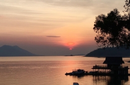 Sunset dimanapun selalu indah, transisi dari siang ke malam menghadirkan keindahan yang uraikan penat di pikiran (dok. pribadi di Waduk Jatiluhur)