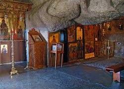Bagian dalam Holy Cave of Apocalypse dari sumber patmos.gr [dikarenakan larangan bagi pengunjung untuk mengambil foto langsung situasi di dalam gua].