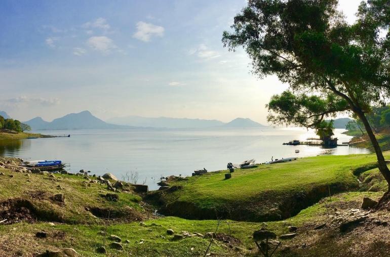 Rerumputan hijau tempat tepat untuk duduk bersantai menikmati indahnya waduk Jatiluhur sembari menunggu sunset tiba (dok. pribadi)