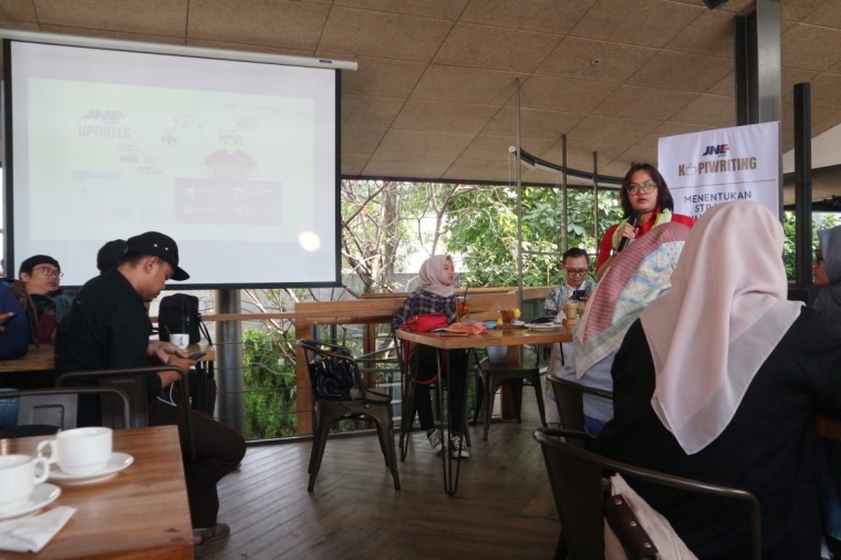 Hasmeliyani Suseno, Deputy GM JNE (Foto Efi)