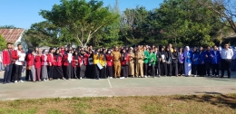 Guru Sekolah SMA Negeri 10 Makassar Berfoto bersama Siswa Siswi Yang lulus Di Perguruan Tinggi Negeri | dokpri