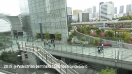 Pedestrian bertingkat (multilevel pedestrian) di Shimbasi, Tokyo. Pejalan kaki merasa aman dan nyaman, ketika mereka seperti berjalan di dalam gedung bertingkat, padahal mereka berada di 'outdoor', menyeberang dari 1 gedung ke gedung yang lain |  Dokumentasi pribadi