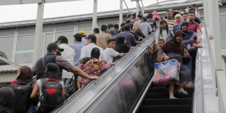 Sejumlah penumpang kereta menggunakan tangga berjalan (escalator) yang mulai dioperasikan di Stasiun Tanah Abang, Jakarta Pusat, Jumat (10/3/2017). Jembatan Penyebrangan Orang (JPO) mulai di ujicoba untuk pengguna jasa KRL berpindah antar peron.(KOMPAS.com / GARRY ANDREW LOTULUNG)