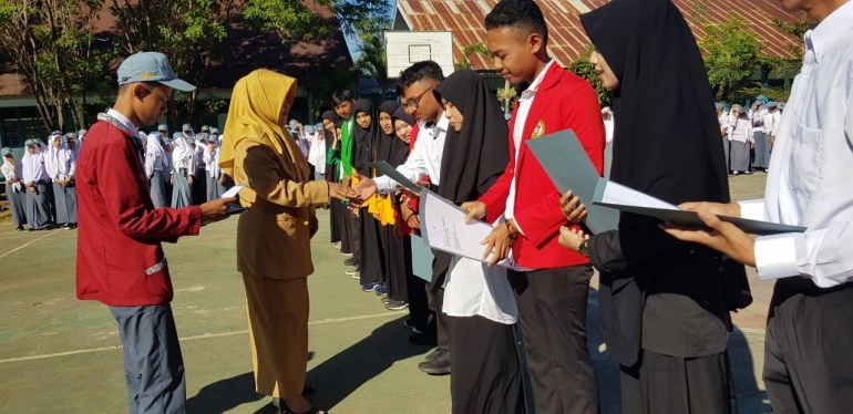 Prosesi Penyerahan Ijazah Oleh Kepala SMA Negeri 10 Makassar | dokpri