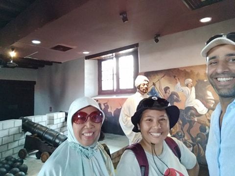 berpose bersama wisatawan manca negara yang berkunjung ke museum Bahari dok. Muthiah Alhasani
