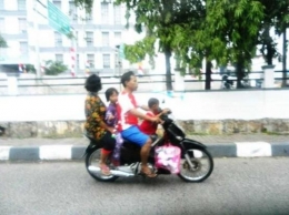 ket,foto:pengemudi bawa barang dikaki dan anak didepan,serta anak dan istri dibelakang ,pada satu sepeda motor/dokpri
