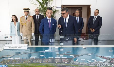 Seorang pejabat Tanger Med Port Authority (TMPA) menjelaskan tentang layout Tanger Med II kepada Putra Mahkota Maroko Moulay El Hassan (empat dari kiri) saat meresmikan Tanger Med II baru baru ini. | Courtesy of MAP melalui Kedutaan Maroko