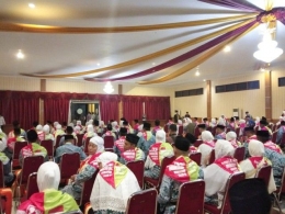 Petugas haji dan panitia pemberangkatan memberi pengarahan kepada 195 JCH Bantaeng di Gedung Balai Kartini Bantaeng/dokpri