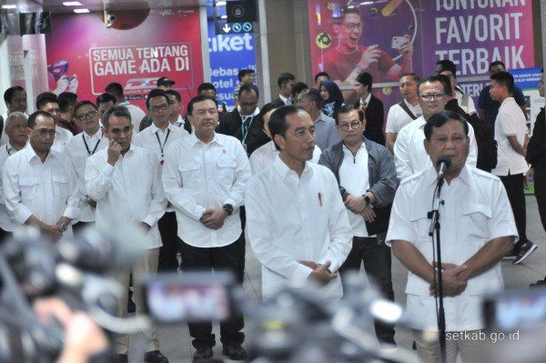 BG, Pramono, dan Edhy Prabowo terlihat di Belakang Jokowi-Prabowo [Foto: Setkab.go.id]