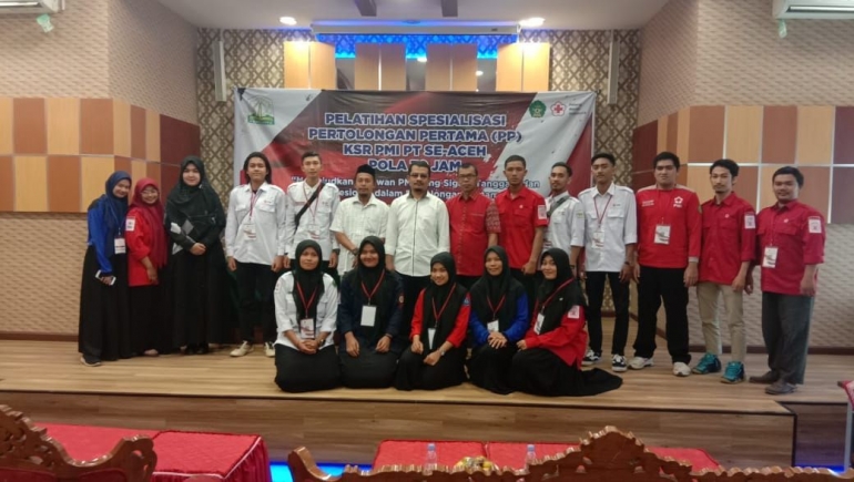 Poto Para peserta saat sesi foto bersama Rektor, Ketua PMI Banda Aceh, dan Komanda KSR | dokpri