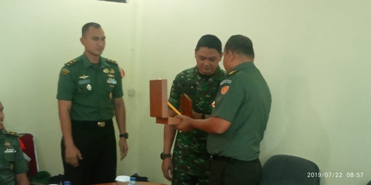 Penyerahan cinderamata dari Dandim 0505/Jakarta Timur kepada Korlap Pasis Seskoad Dikreg LVII | dokpri
