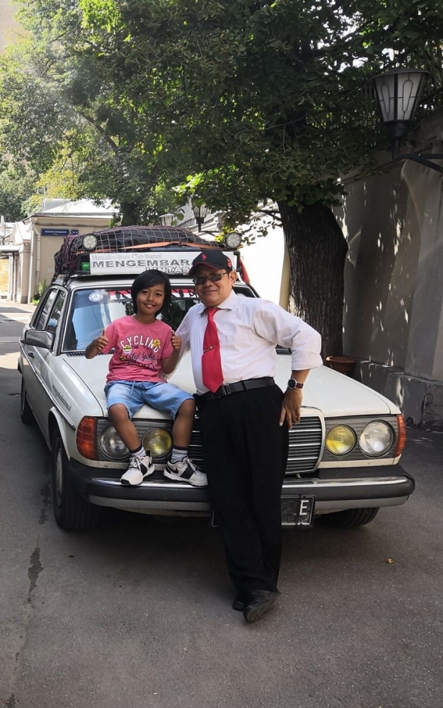 Ini dia pengembara Cilik yang sudah setahun lebih hidupnya di atas kendaraan. Pengembara Cilik bersama Penulis. Dokumen pribadi SZ.