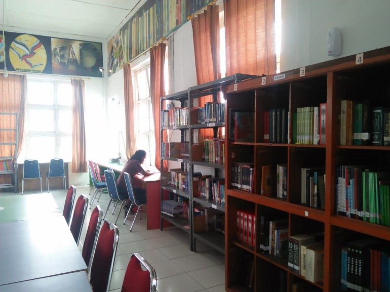salah seorang pengunjung di ruang baca perpustakaan daerah Kab. Karo (dokpri)