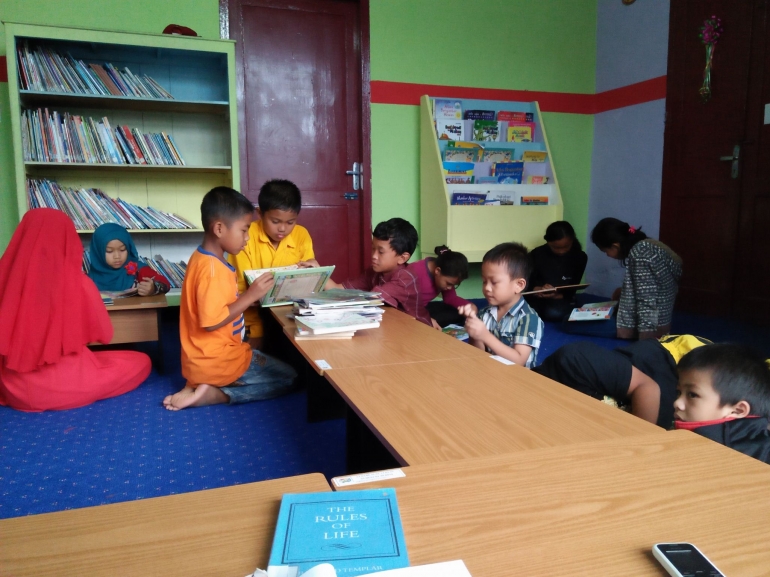 Bersama anak-anak membaca buku di perpustakaan daerah Kab. Karo, Sabtu (17/02/2018) - dokpri