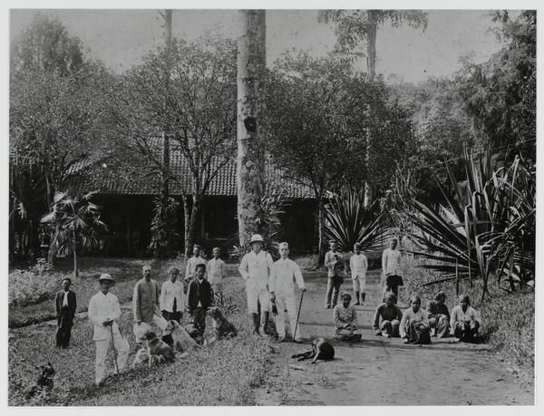 Planters met hun bedienden, vermoedelijk op Java (KITLV, 1901-1902) | dok. istimewa
