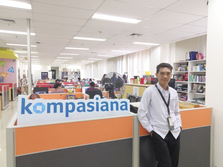 Pose ganteng di Kantor Kompasiana