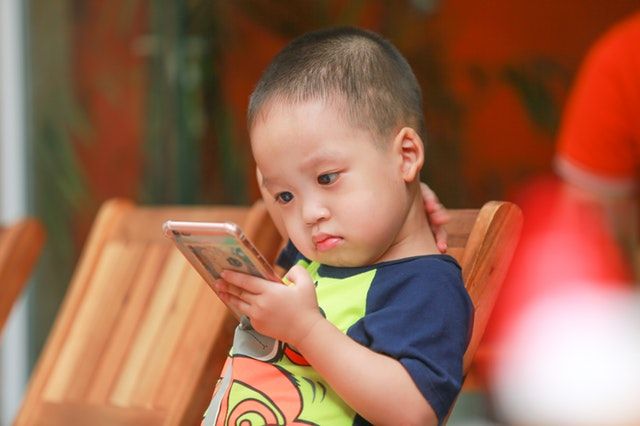 Child Smartphone oleh Kaku Nguyen - Foto: pexels.com