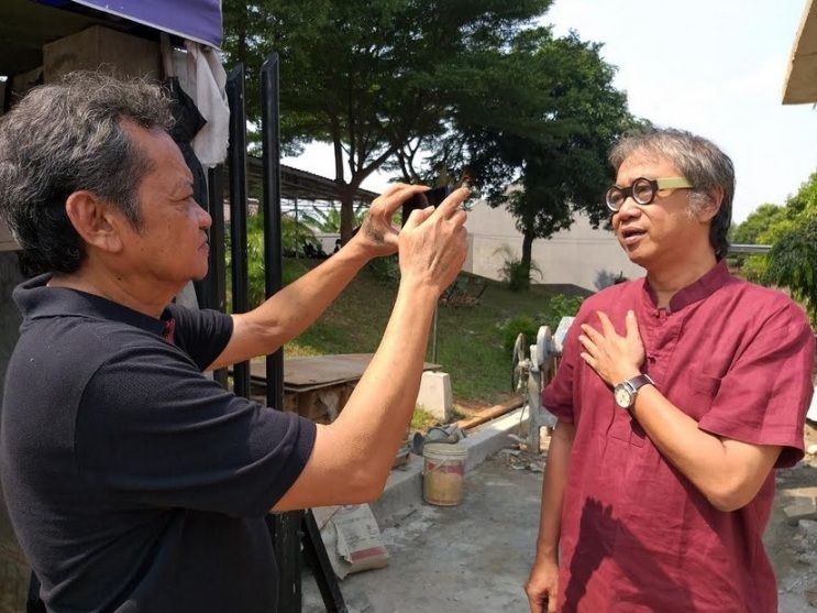 Aktor kawakan dan monolog jempolan Butet Kartaredjasa (kanan) sedang mengungkapkan kebaikan Arswendo Atmowiloto, dalam bidikan video Harry Tjahjono, pencipta lagu Harta Berharga yang jadi soundtrack serial dan film Keluarga Cemara. Hidup menjadi bernilai karena perbuatan baik. Foto: isson khairul