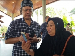 Sules Ningrum dan Marcel Hartawan sedang berbagi nomor kontak. Mereka sudah lama tak bertemu, padahal dulu sama-sama bekerja di media yang dikelola Arswendo Atmowiloto. Dengan saling terhubung, tentu makin terbuka peluang untuk saling berbuat baik. Foto: isson khairul