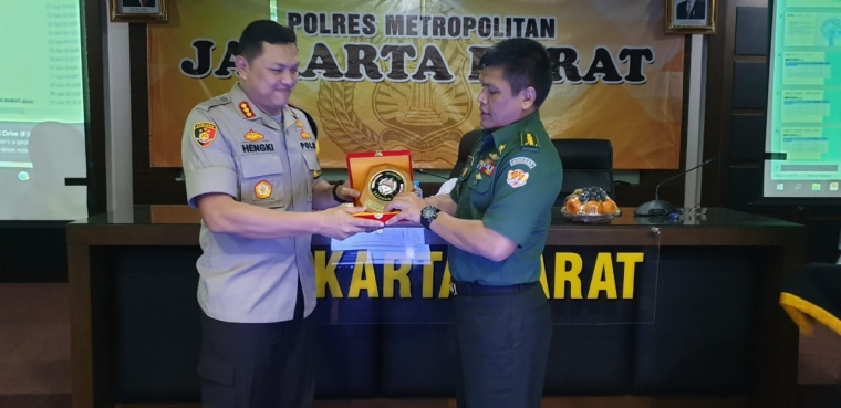 Kapolres Metro Jakarta Barat memberikan cinderamata kepada Korlap Pasis Dikreg LVII Seskoad
