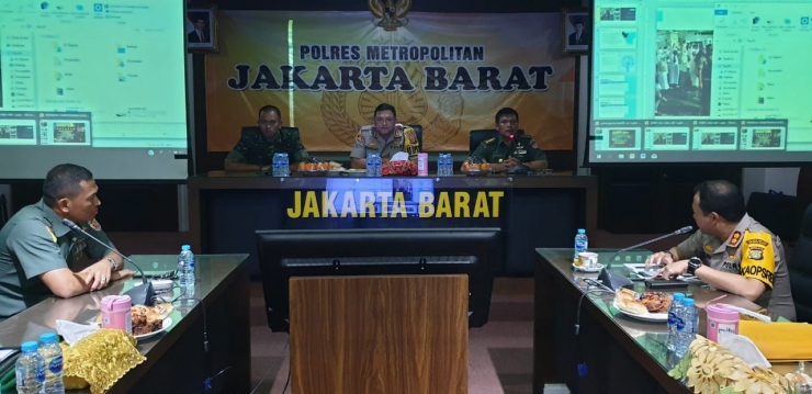 Kapolres Metro Jakarta Barat memberikan paparan kepada Pasis Dikreg LVII Seskoad