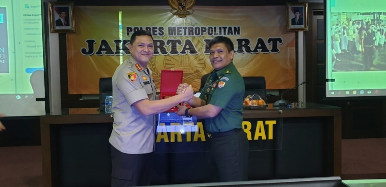 Kapolres Metro Jakarta Barat berfoto bersama Korlap Pasis Dikreg LVII Seskoad
