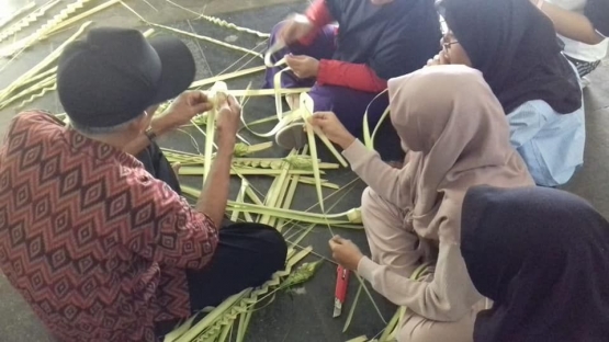 Pak Tumidjan sedang mencontohkan cara membuat belalang (Foto: KPBMI)