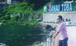 Menyendiri di tepi Danao Toba, sesaat menikmati panorama laut yang indah.