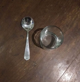 dokpri : sendok cupping (kiri) dan gelas (kanan)